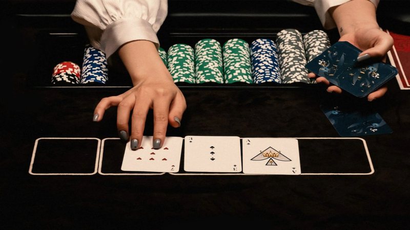 Ở vòng 2 của game poker thì  3 lá bài chung sẽ được chia